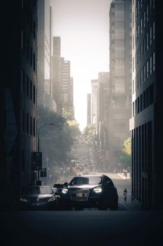 白天，现代城市的街道上随处可见摩天大楼和汽车