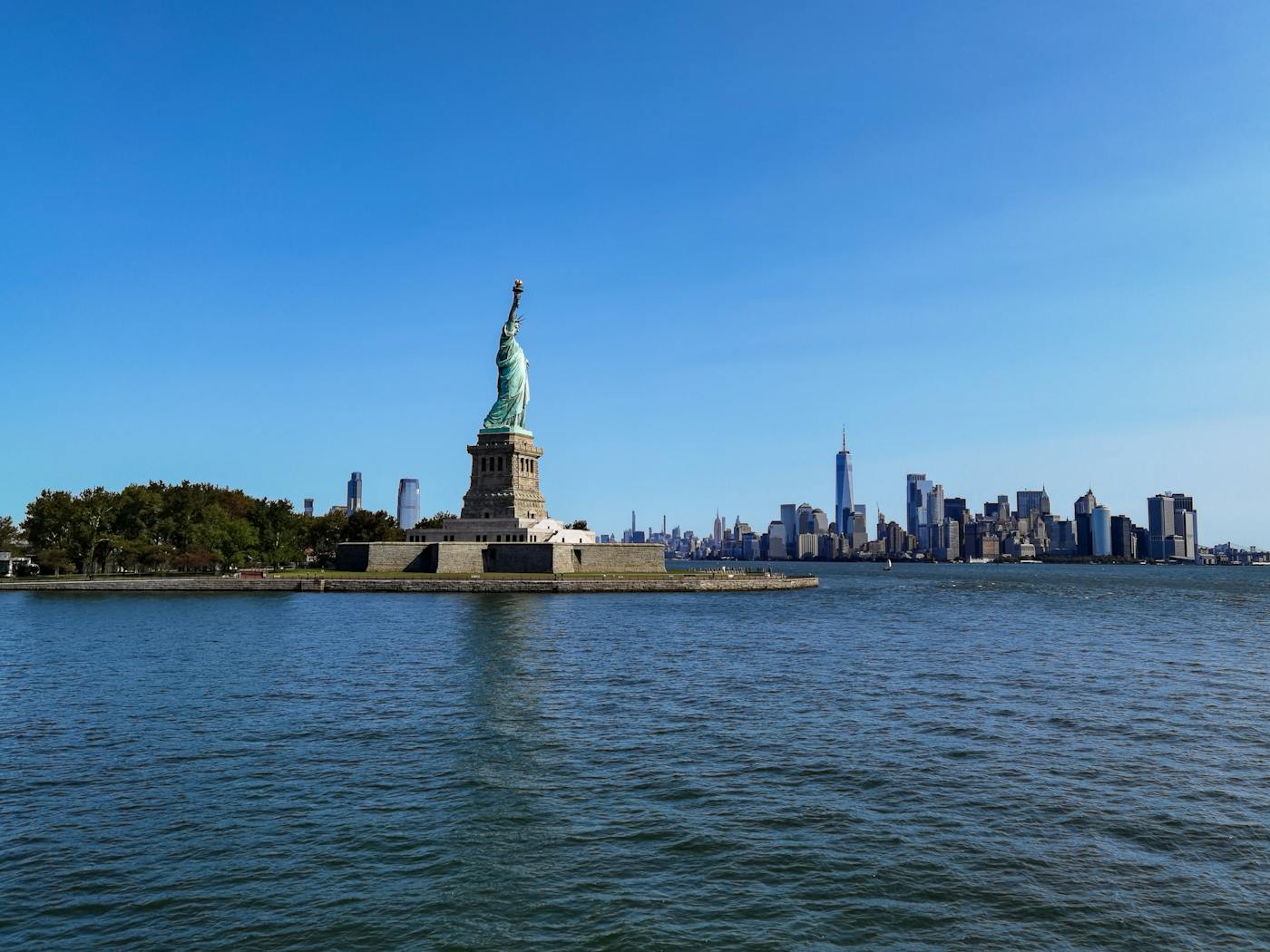 Estatua de la Libertad y skyline de Nueva York