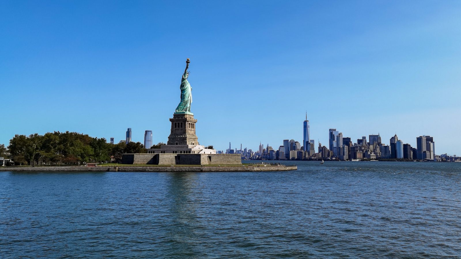 Statue of Liberty dan skyline New York untuk syarat visa USA