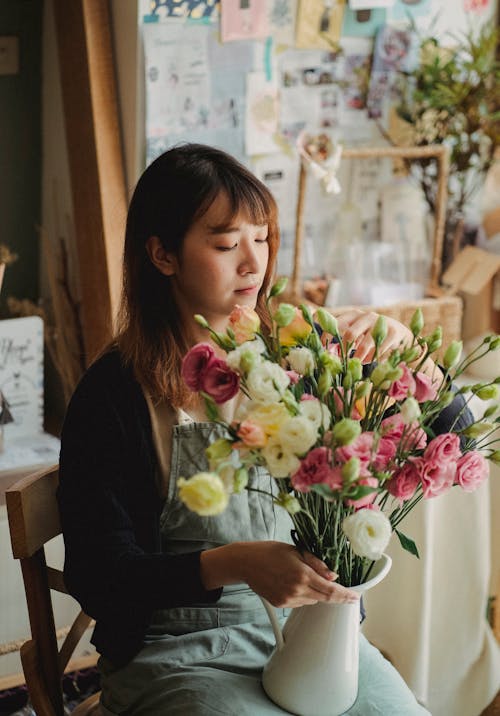 花の花束を持つ女性の花屋