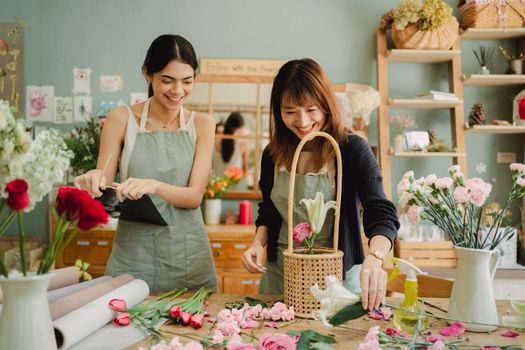 两名女花艺师在舒适的工作室里愉快地插花