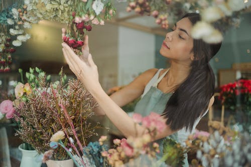 Floreria Atractiva Mujer Trabajando En Tienda Floral