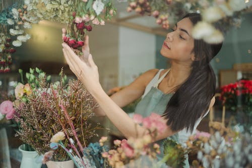 Toko Bunga Wanita Yang Menarik Bekerja Di Toko Bunga