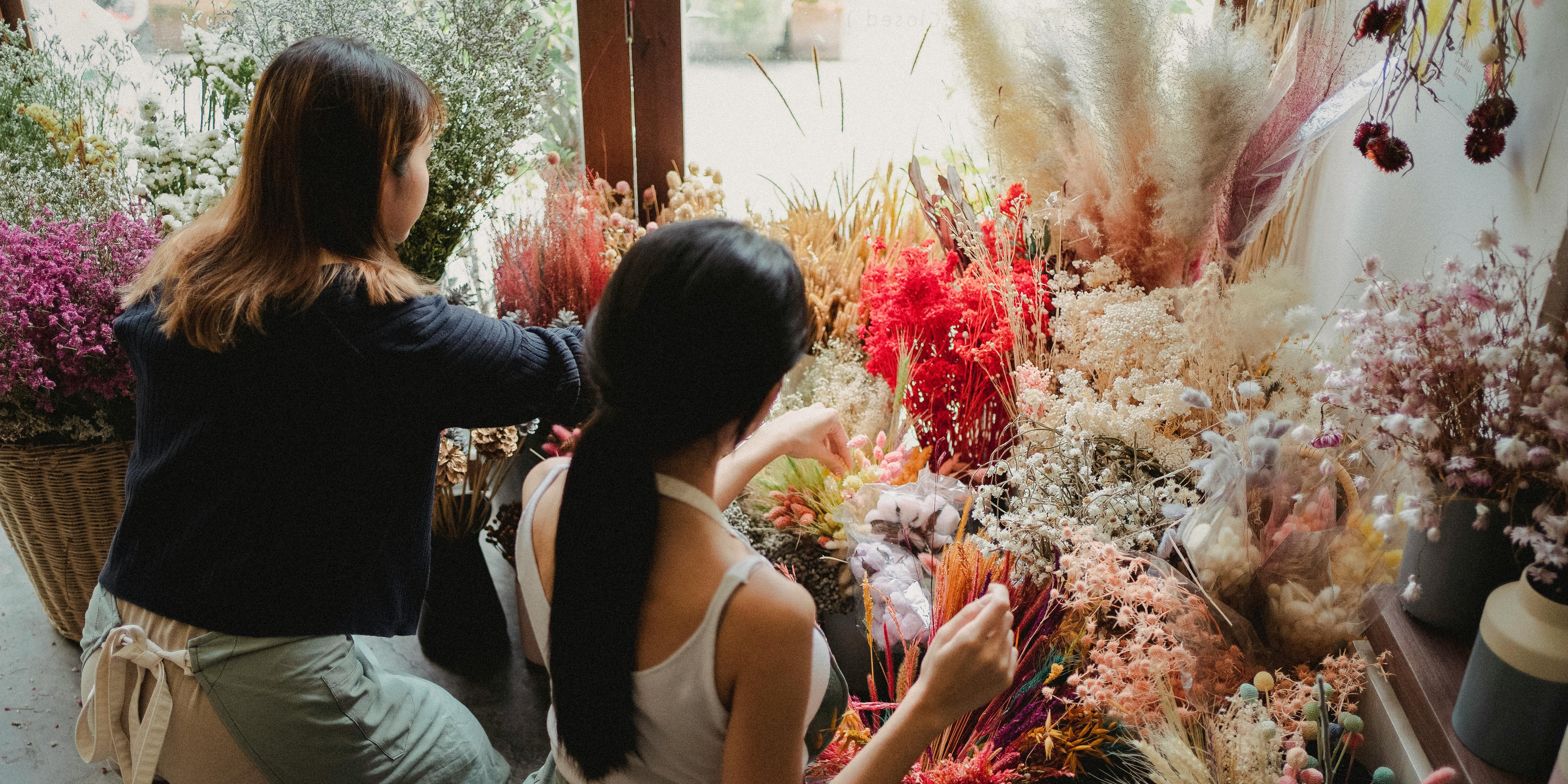 Floristerías Sin Rostro Que Trabajan En Una Exuberante Tienda Floral · Foto  de stock gratuita