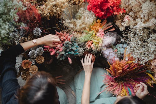 Обрезать безликие флористы, трогая декоративные элементы букета и цветы