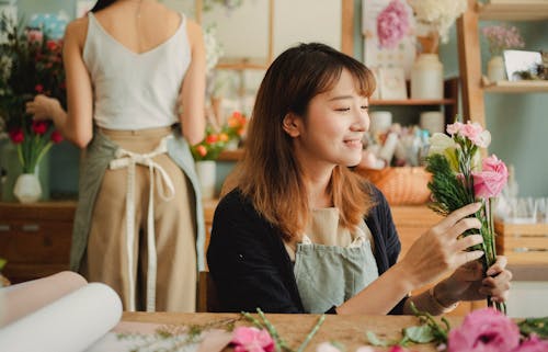 Joyeux Fleuriste Asiatique Organisant Un Bouquet Dans Une Boutique De Fleurs