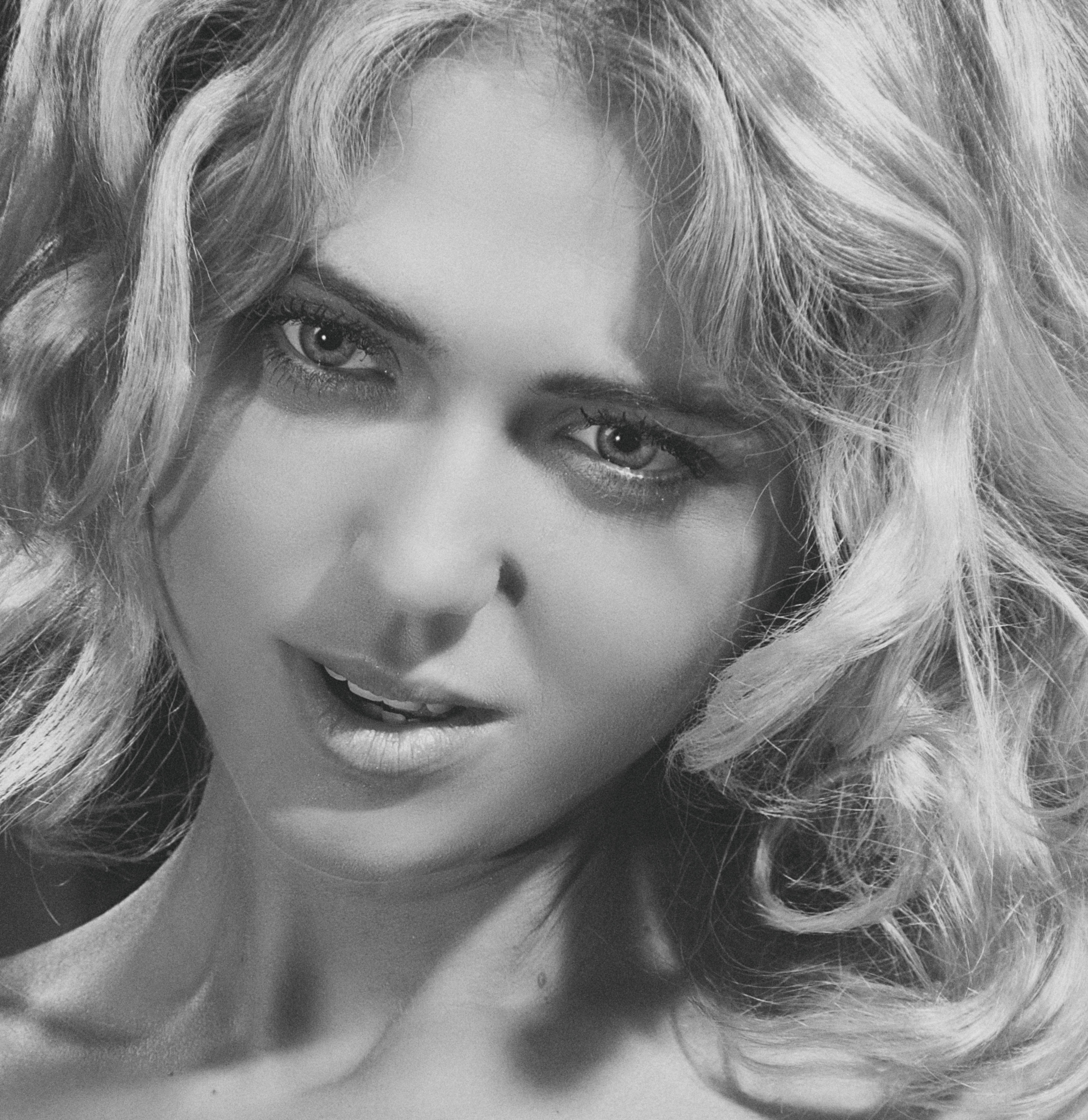 Portrait of a Beautiful Woman in Black and White · Free Stock Photo
