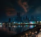 孟买天际线的夜景倒映在水面上，令人惊叹