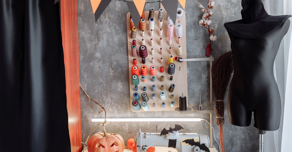 Cómo hacer un disfraz de Halloween usando técnicas de costura