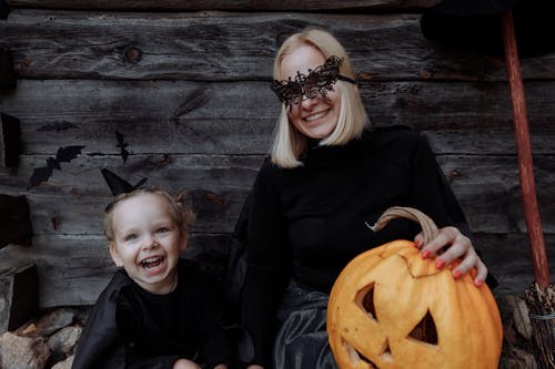 Glimlachend Meisje In Zwart Shirt Met Lange Mouwen Met Jack O Lantern Jack O Lantern Jack O