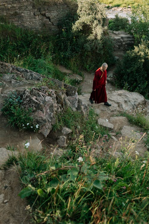 Kayalık Zemin üzerinde Duran Kırmızı Elbiseli Kadın