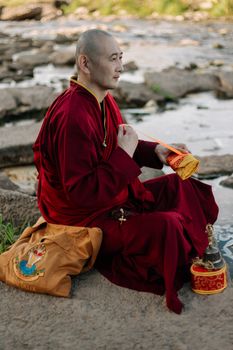 僧人身着传统长袍，在宁静的河边冥想，拥抱灵性