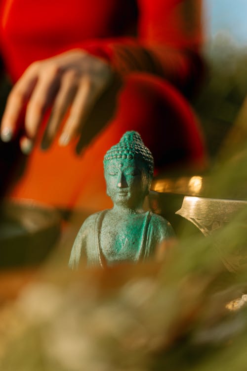 Blaue Keramische Buddha Figur Auf Braunem Holztisch