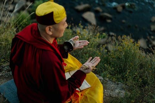 Gratuit Imagine de stoc gratuită din așezat, călugăr, deasupra capului Fotografie de stoc