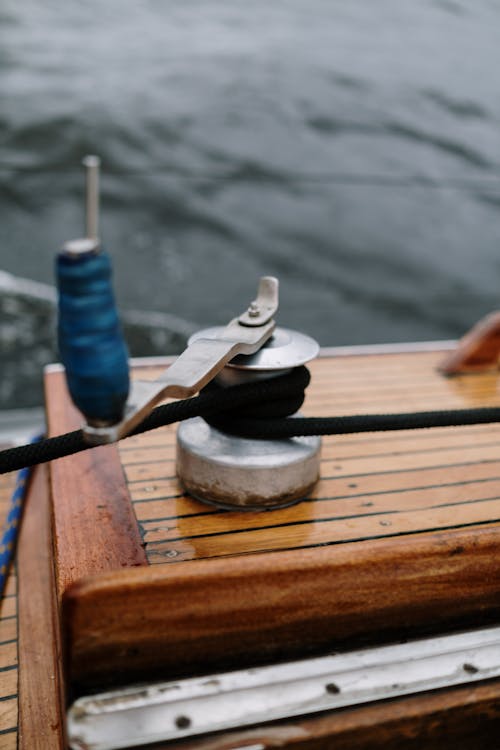 Winch for Furling the Rigging on a Sailboat