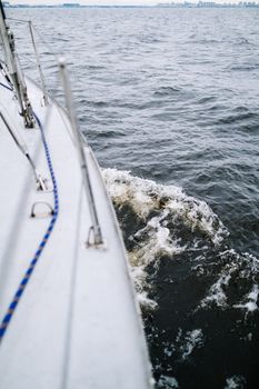 特写镜头展示了一艘在海洋中滑行的帆船，以及海浪和海上冒险