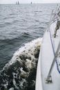 在公海上，海浪拍打着小船，体验激动人心的航行冒险