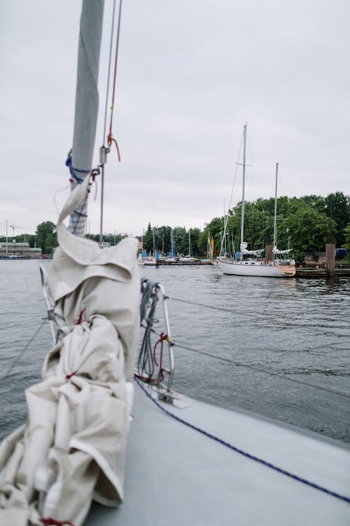 Witte Zeilboot Op Waterlichaam