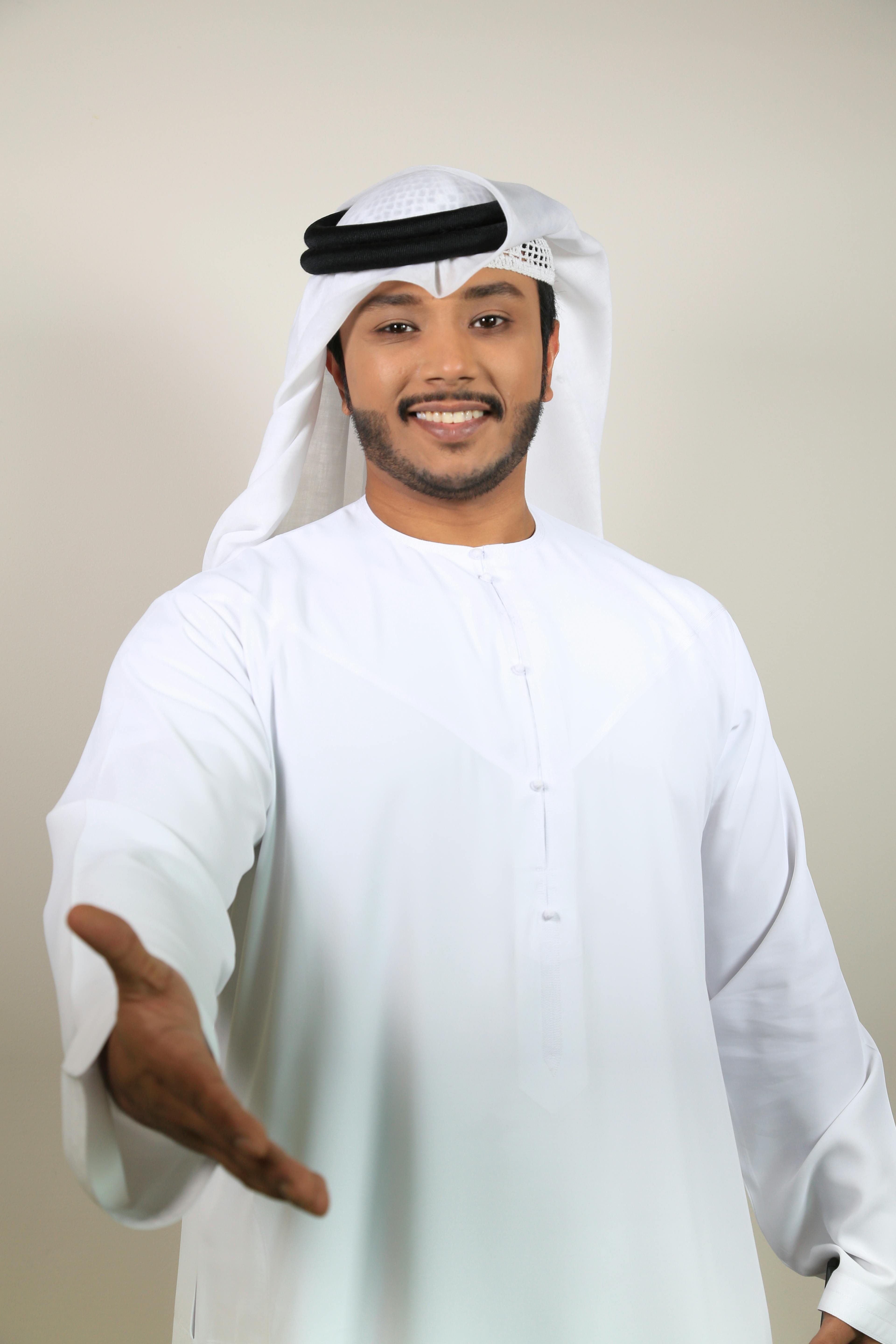 تواصل معنا