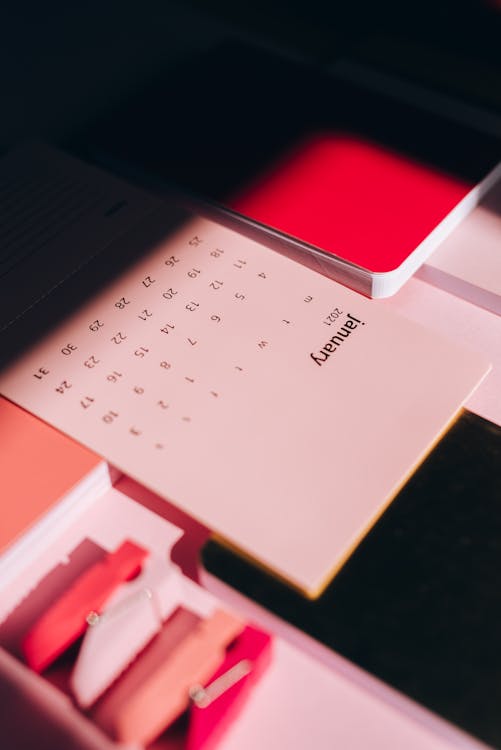 Buku Catatan Merah Muda Yang Elegan Dengan Kalender