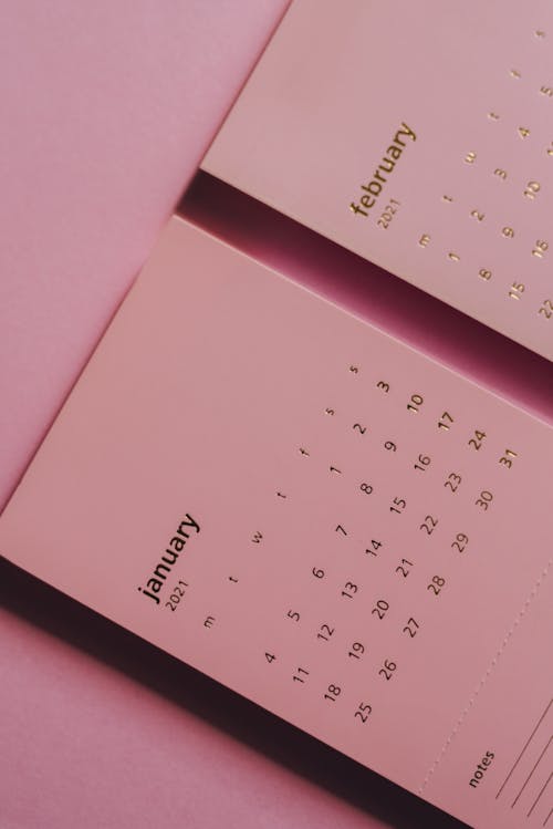 бесплатная Современный ежемесячный календарь на столе на розовом фоне Стоковое фото