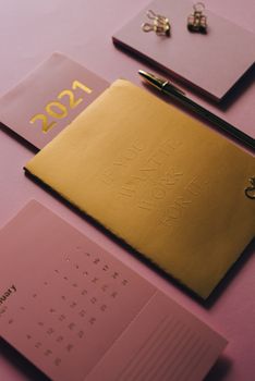2021年粉色背景日历和励志笔记本，非常适合规划爱好者