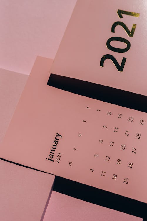 Free Modern paper calendars with weekly dates on desk Stock Photo
