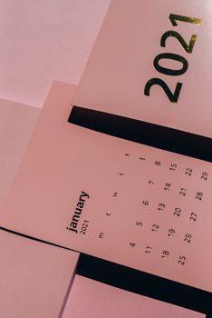 2021年1月的现代极简主义日历设计，以粉色色调为特色