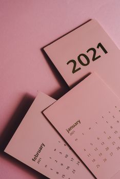 2021年日历的月度顶视图，表格带有阴影，行内标有数字