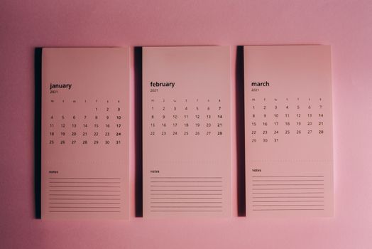这款粉色日历设计极简，包含2021年1月、2月和3月的月份
