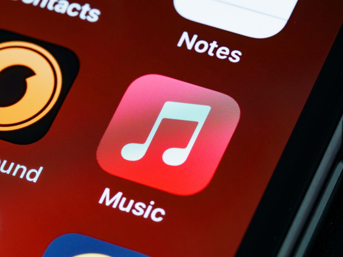Layar smartphone menampilkan aplikasi musik untuk memilih audio era 2016 yang memicu nostalgia kolektif