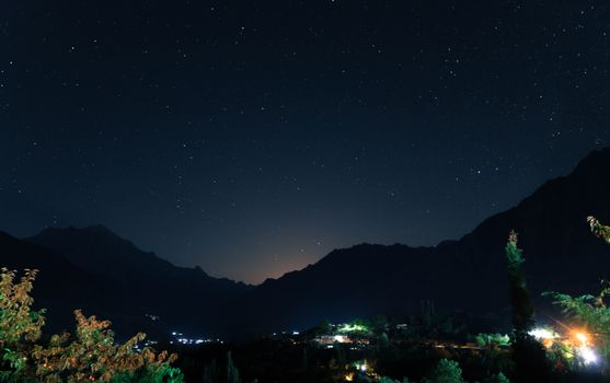 山间村庄上空，宁静的星空展示着星座