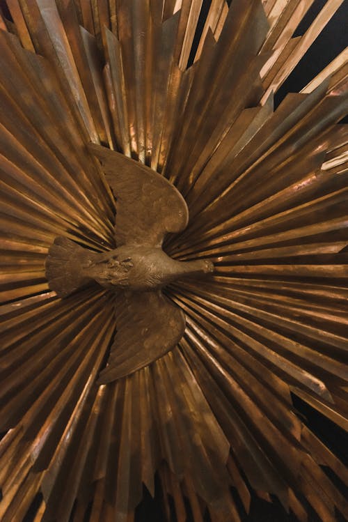 茶色の木製の表面に茶色の木製の天使の置物
