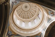 大教堂圆顶的详细视图中，拱门、图案与倾泻而下的阳光尽收眼底