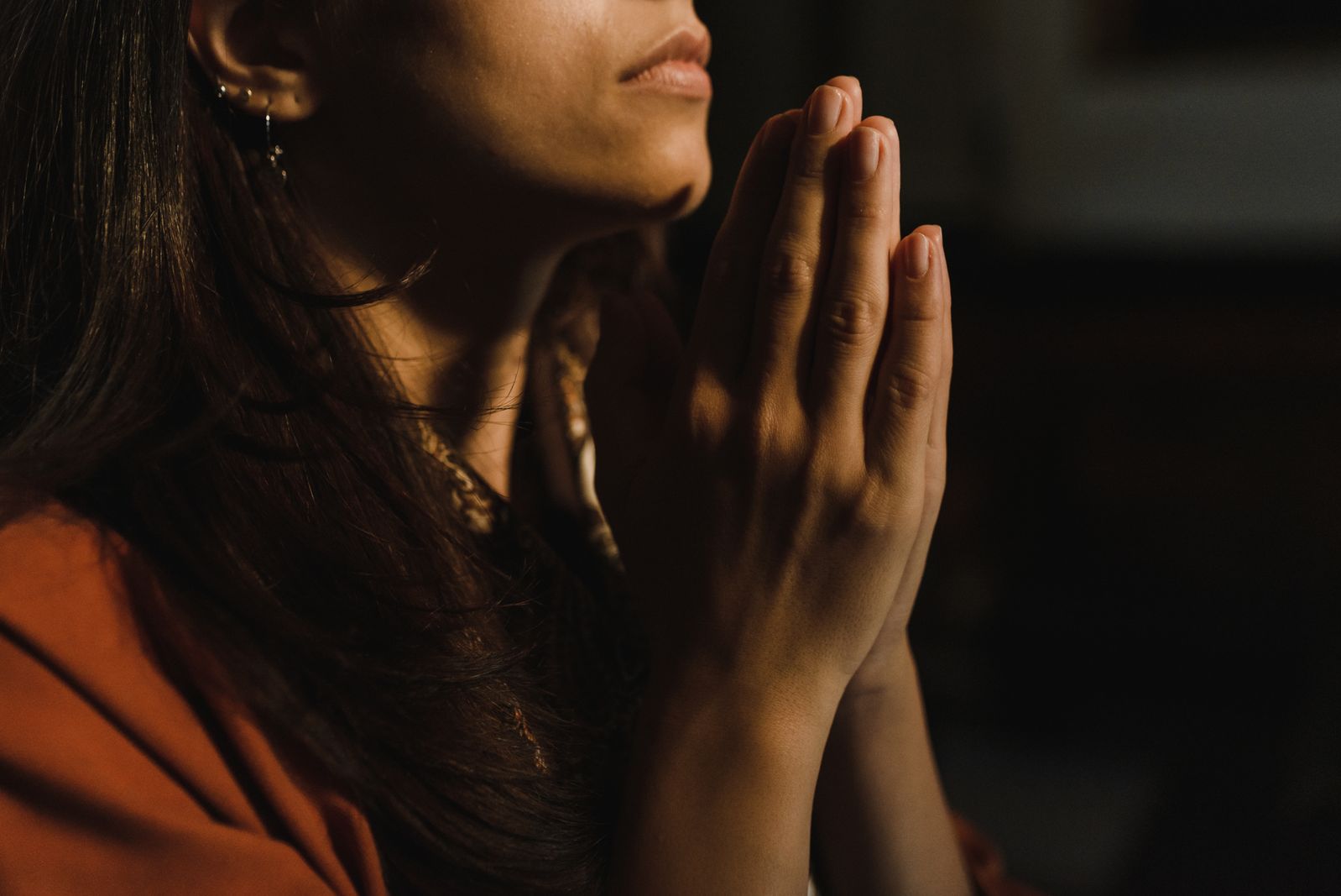 Pessoa em meditação usando smartphone para receber orientação espiritual