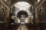 这座哥特式教堂内部灯光优美，设有华丽的枝形吊灯和错综复杂的建筑细节