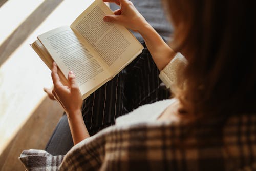 Foto d'estoc gratuïta de dona, lectura, llibre