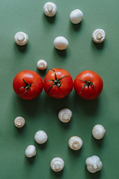 Free 白にんにくと白にんにくの横にある赤いトマト Stock Photo