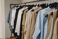 衣架上挂着时尚服装，展示着各种优雅的时尚单品