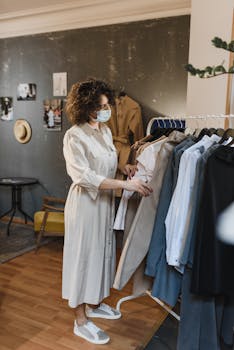 一名女子戴着口罩在商店里浏览衣服