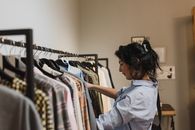 一位女士在时尚的精品店里挑选衣服
