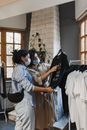 两名女子戴着口罩，在一家时尚精品店里浏览服装