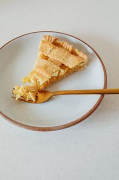 柠檬派片在金叉托盘上的特写，非常适合食品摄影