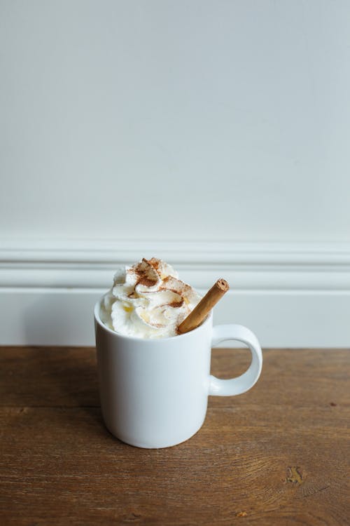 Taza De Cerámica Blanca Con Crema Blanca