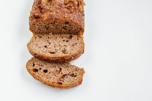 Schwarzbrot Auf Weißer Oberfläche