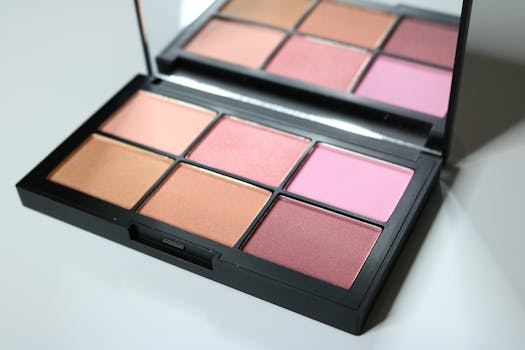 High-quality makeup palette featuring a range of pastel shades for versatile cosmetic applications.