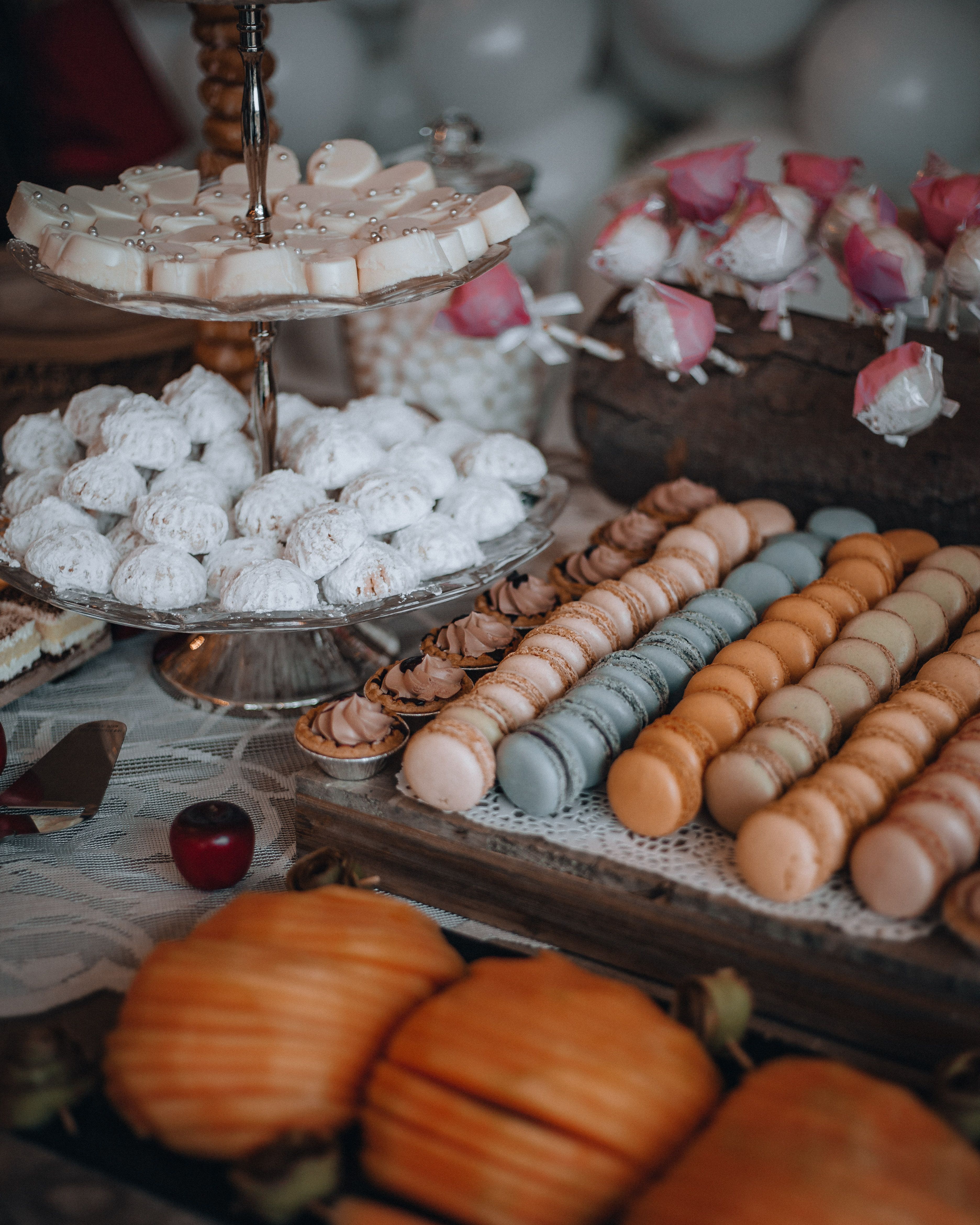 Bohatý sladký bar s cupcaky, makronkami a dortíky