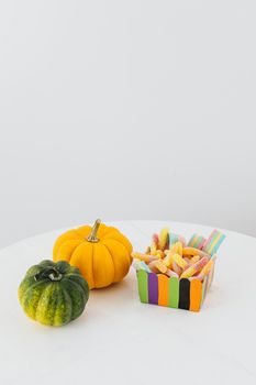 彩色糖果盒和南瓜在白色背景上，非常适合秋季主题