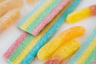 彩色特写：糖衣彩虹糖果条与软糖蠕虫