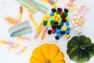 充满活力的万圣节糖果和迷你南瓜品种，是节日装饰的完美选择